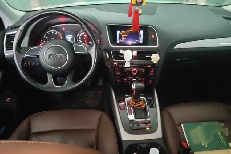 Used Audi Q5 2017 40 TFSI Ambition Edition Center Console