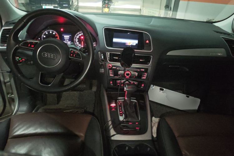 Used Audi Q5 2017 40 TFSI Ambition Edition Center Console
