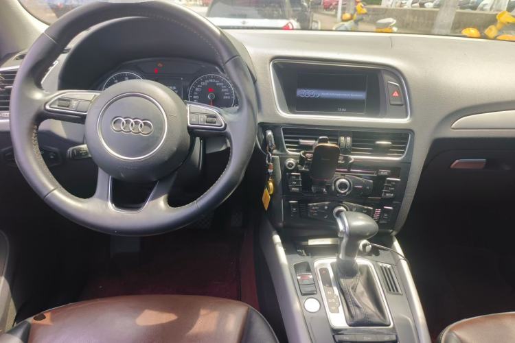 Used Audi Q5 2017 Plus 40 TFSI Ambition Model Center Console