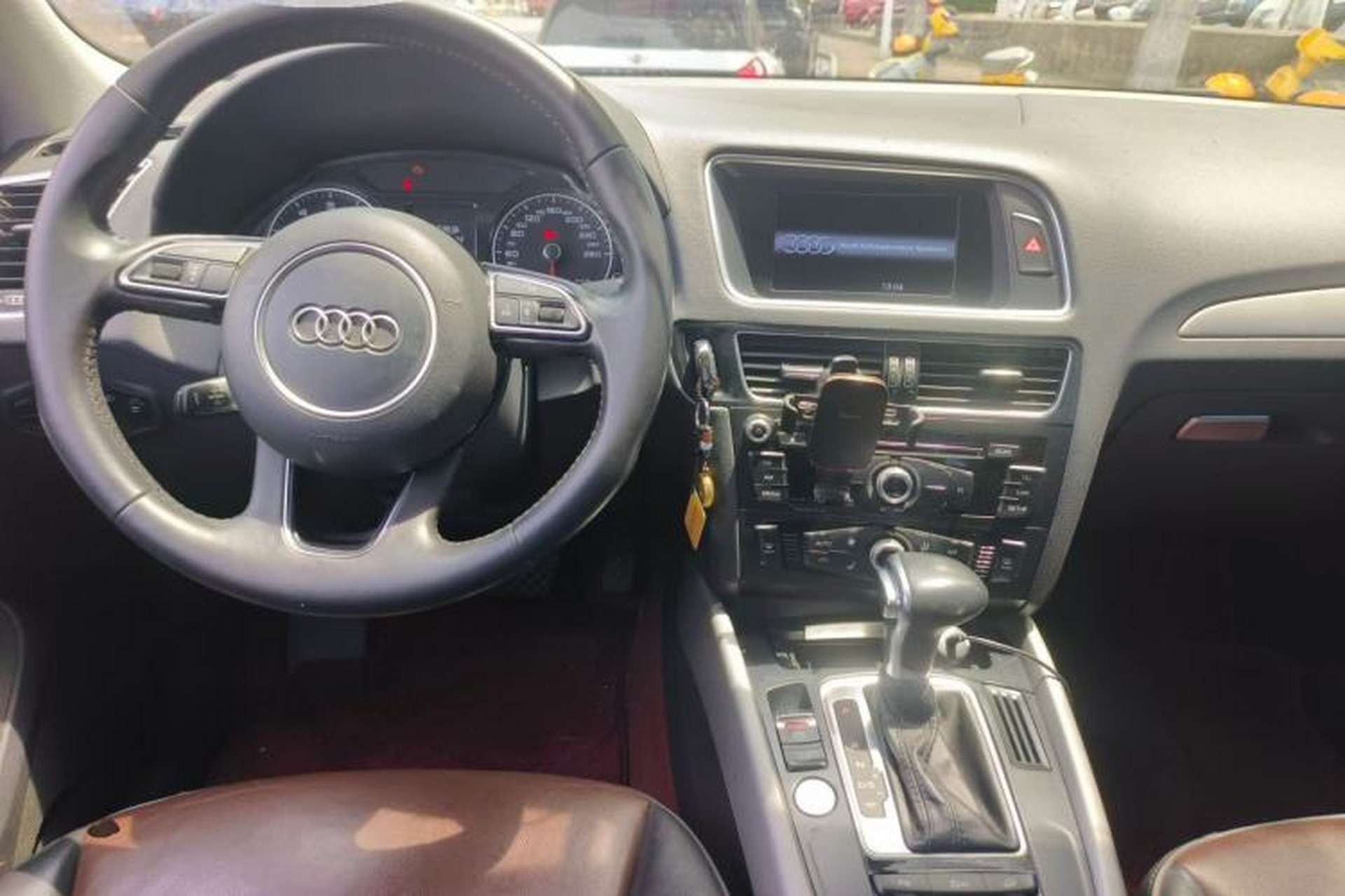 Used Audi Q5 2017 Plus 40 TFSI Ambition Model Center Console