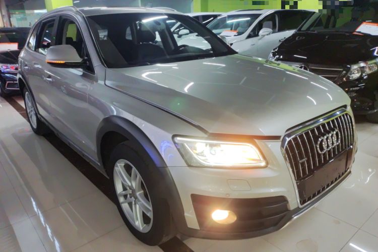 Used Audi Q5 2017 Plus 40 TFSI Technology Model Front Right 45 Deg