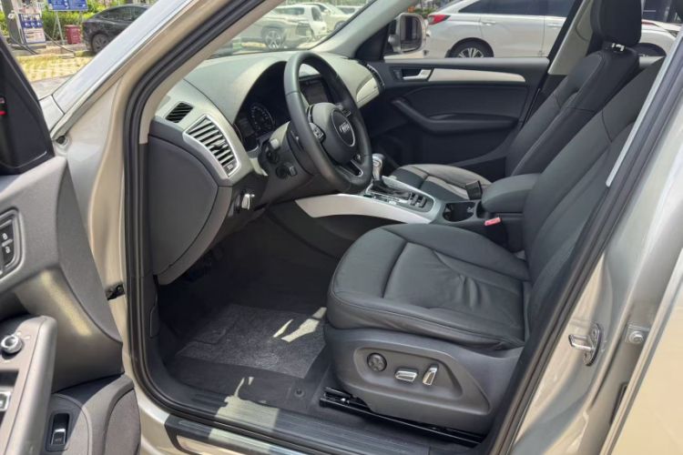 Used Audi Q5 2017 40 TFSI Technology Edition Interior 6