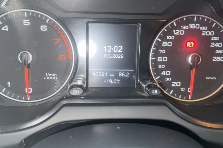 Used Audi Q5 2017 40 TFSI Ambition Edition Odometer Close Up