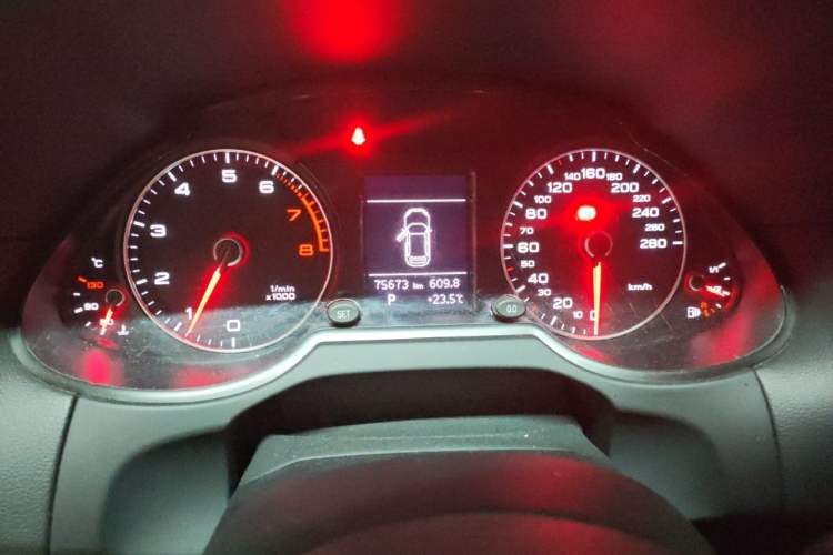 Used Audi Q5 2017 40 TFSI Ambition Edition Odometer Close Up