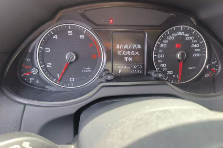 Used Audi Q5 2017 Plus 40 TFSI Ambition Model Odometer Close Up