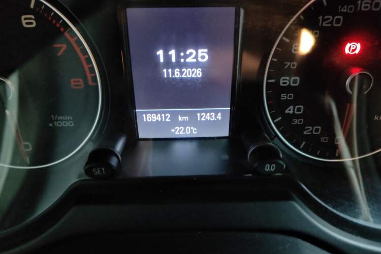 Used Audi Q5 2017 Plus 40 TFSI Technology Model Odometer Close Up