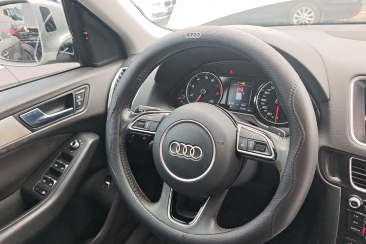 Used Audi Q5 2017 40 TFSI Technology Edition Steering Wheel