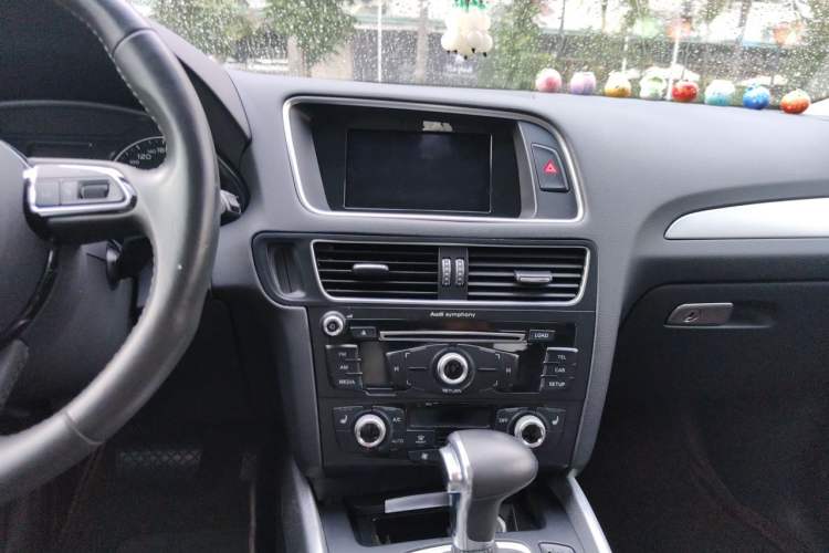 Used Audi Q5 2017 Plus 40 TFSI Technology Model Audio And AC Panel