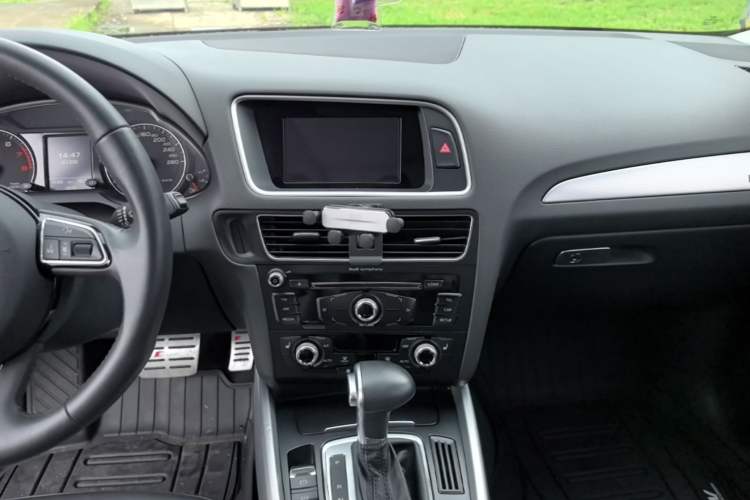 Used Audi Q5 2017 Plus 40 TFSI Technology Model Audio And AC Panel
