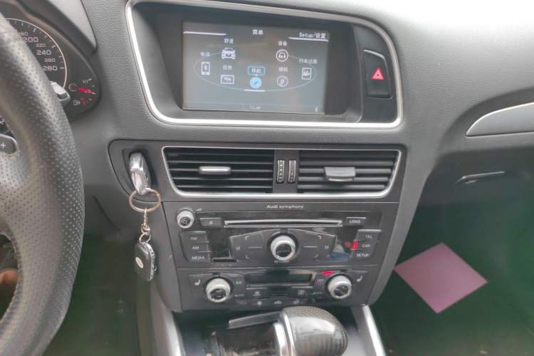 Used Audi Q5 2017 40 TFSI Technology Edition Audio And AC Panel