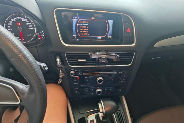 Used Audi Q5 2017 40 TFSI Ambition Edition Audio And AC Panel