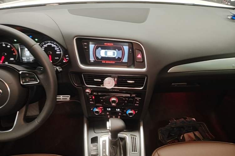 Used Audi Q5 2017 40 TFSI Technology Edition Audio And AC Panel
