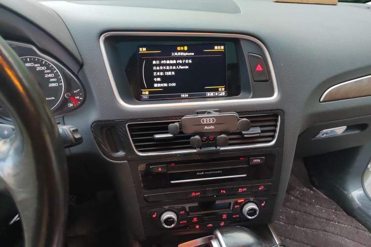 Used Audi Q5 2017 40 TFSI Comfort Model Audio And AC Panel