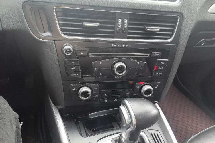 Used Audi Q5 2017 40 TFSI Technology Edition Audio And AC Panel
