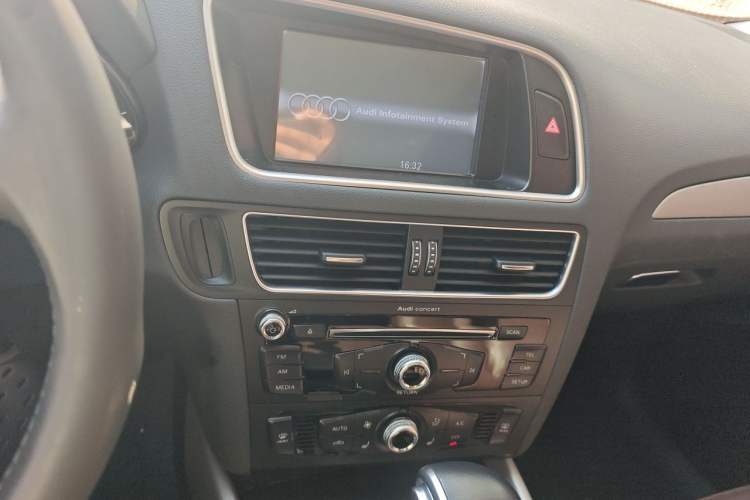 Used Audi Q5 2017 Plus 40 TFSI Ambition Model Audio And AC Panel