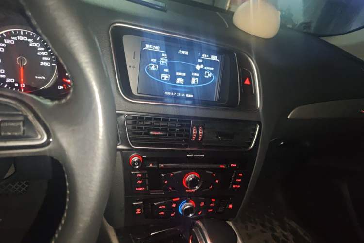 Used Audi Q5 2017 40 TFSI Ambition Edition Audio And AC Panel