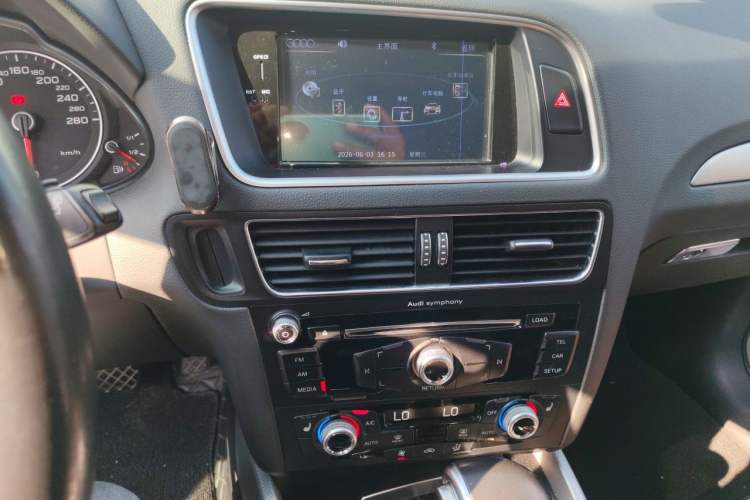 Used Audi Q5 2017 40 TFSI Technology Edition Audio And AC Panel