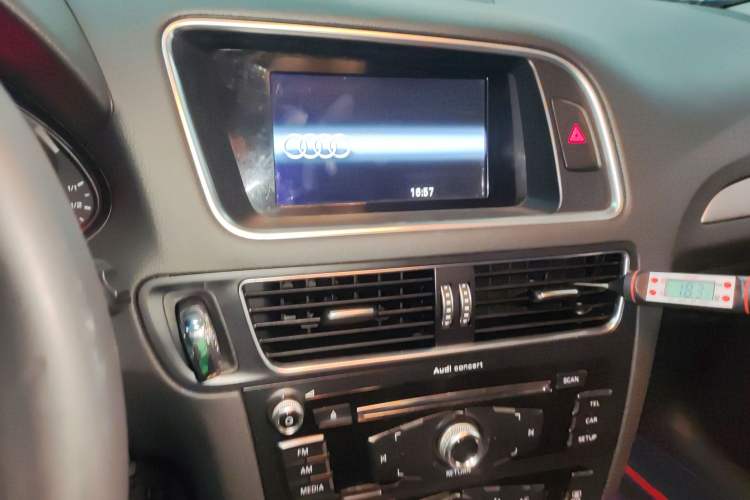 Used Audi Q5 2017 Plus 40 TFSI Ambition Model Audio And AC Panel