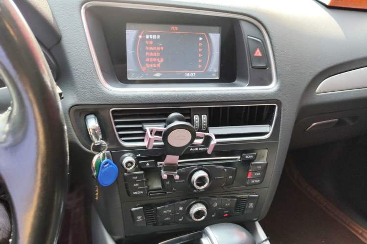 Used Audi Q5 2017 Plus 40 TFSI Ambition Model Audio And AC Panel