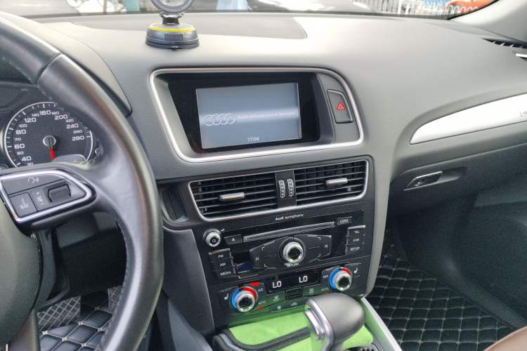 Used Audi Q5 2017 40 TFSI Technology Edition Audio And AC Panel