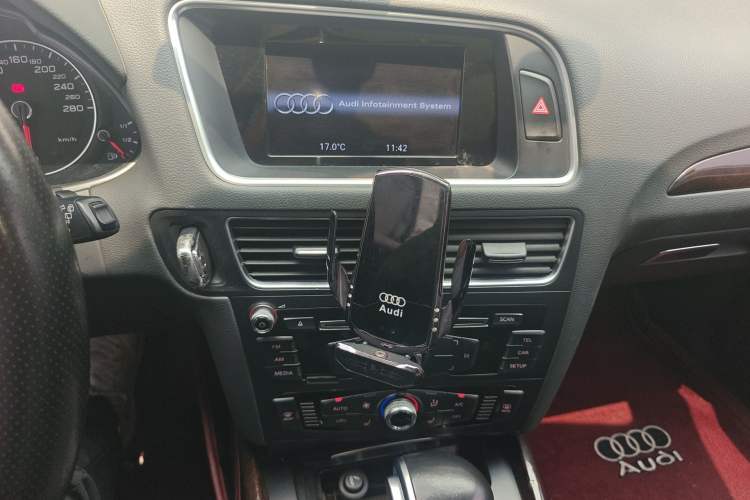 Used Audi Q5 2017 Plus 40 TFSI Ambition Model Audio And AC Panel