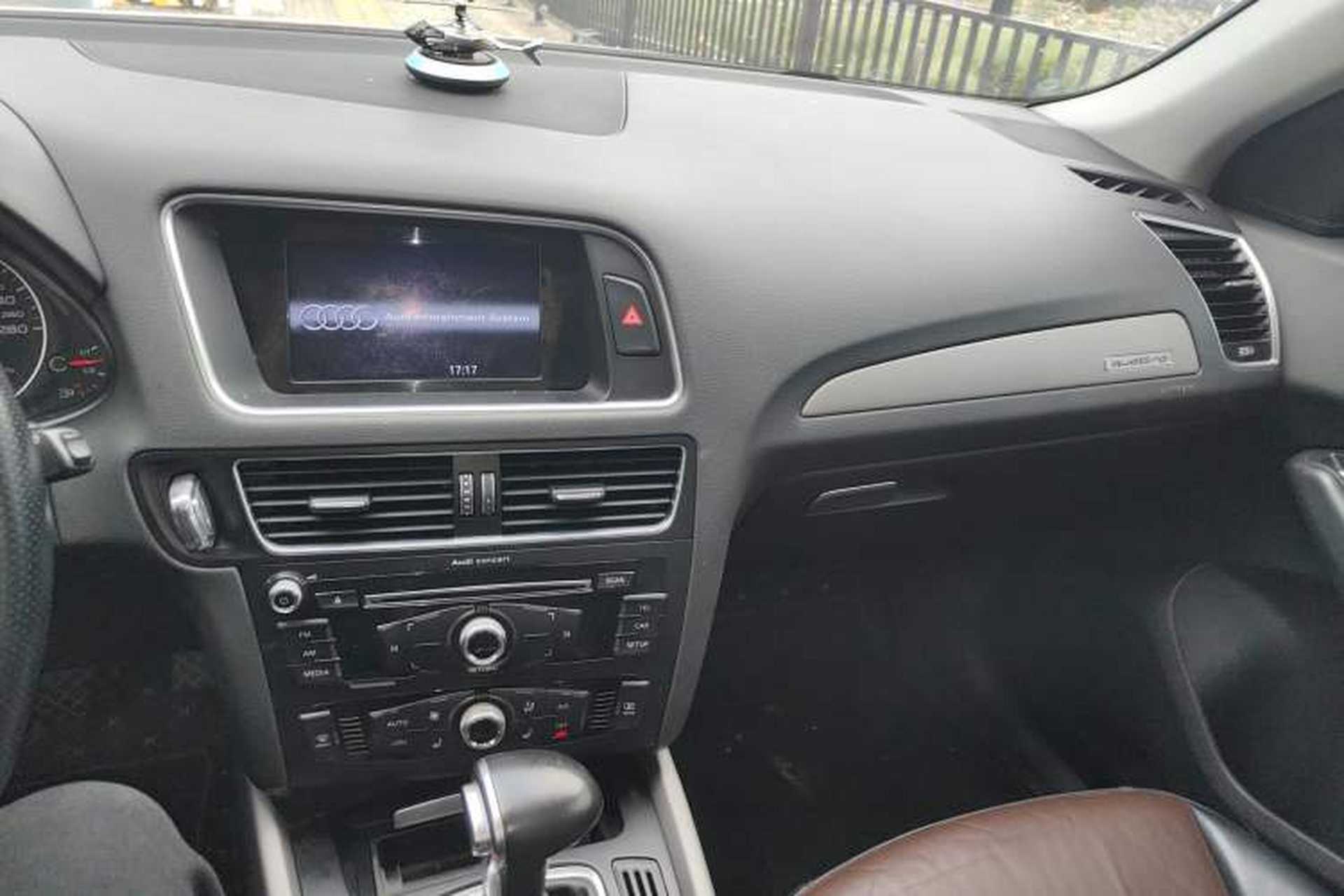 Used Audi Q5 2017 40 TFSI Ambition Edition Audio And AC Panel