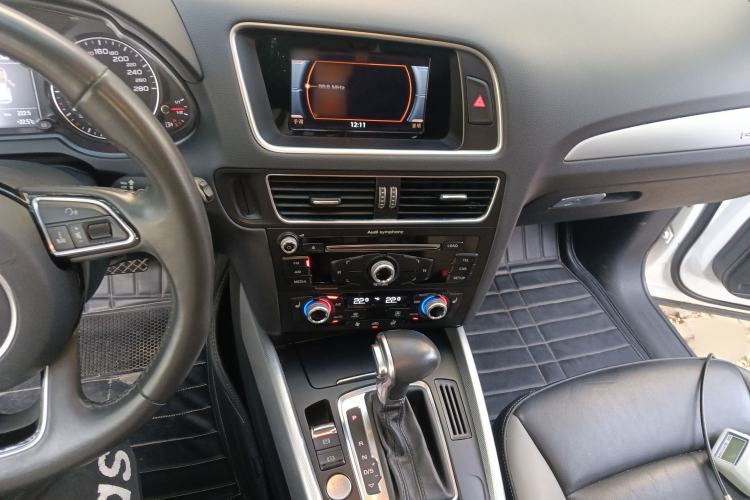 Used Audi Q5 2017 Plus 40 TFSI Technology Model Audio And AC Panel