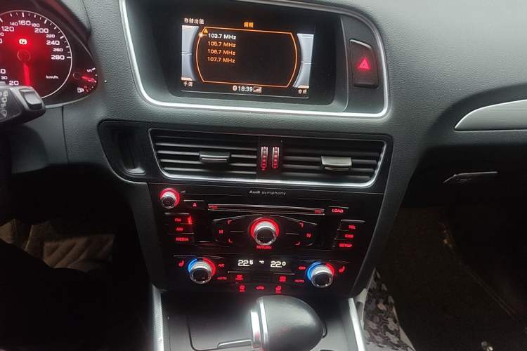 Used Audi Q5 2017 40 TFSI Technology Edition Audio And AC Panel