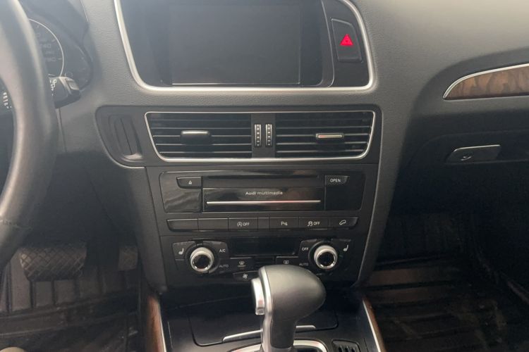 Used Audi Q5 2017 Plus 40 TFSI Comfort Model Audio And AC Panel