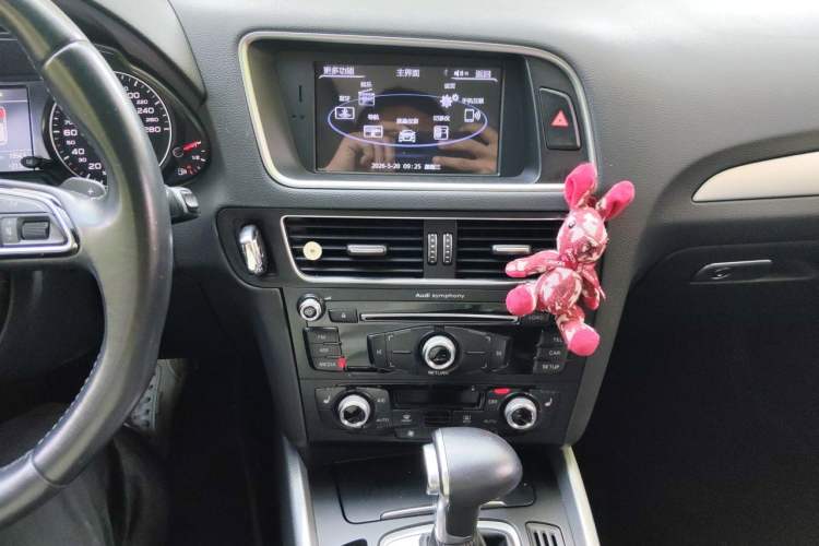 Used Audi Q5 2017 40 TFSI Technology Edition Audio And AC Panel