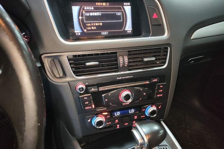 Used Audi Q5 2017 40 TFSI Technology Edition Audio And AC Panel
