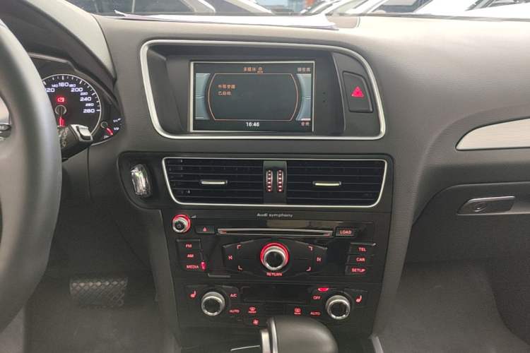 Used Audi Q5 2017 40 TFSI Technology Edition Audio And AC Panel