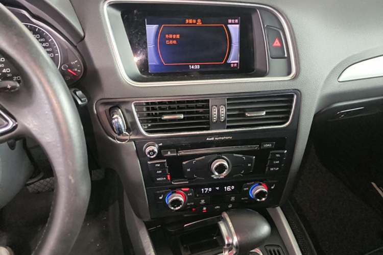Used Audi Q5 2017 40 TFSI Technology Edition Audio And AC Panel