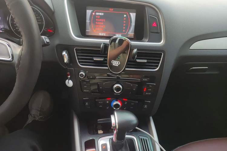 Used Audi Q5 2017 40 TFSI Ambition Edition Audio And AC Panel