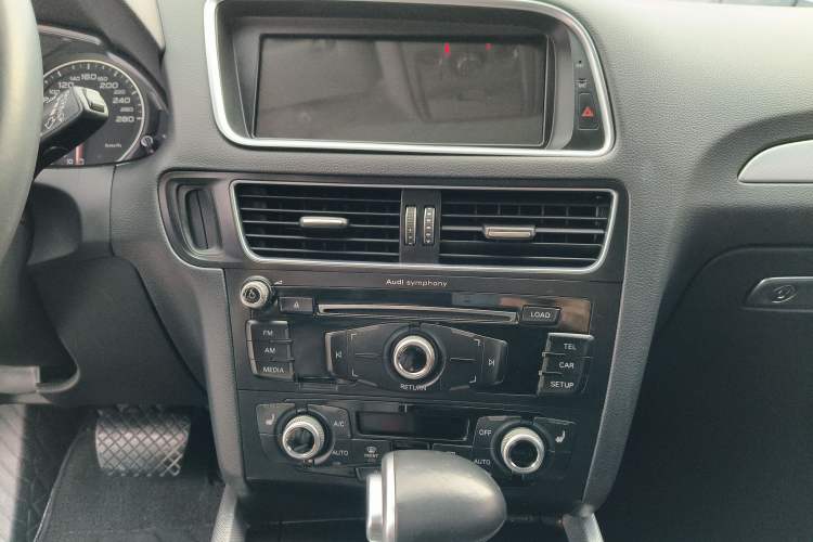 Used Audi Q5 2017 Plus 40 TFSI Technology Model Audio And AC Panel