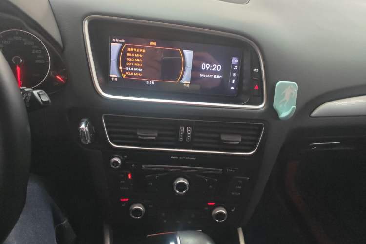 Used Audi Q5 2017 40 TFSI Technology Edition Audio And AC Panel
