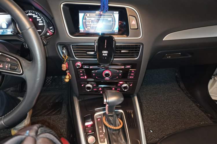 Used Audi Q5 2017 Plus 40 TFSI Technology Model Audio And AC Panel