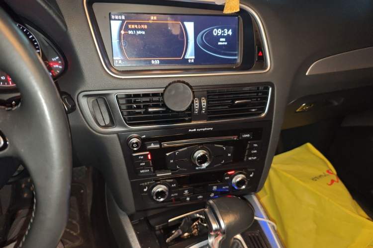 Used Audi Q5 2017 Plus 40 TFSI Technology Model Audio And AC Panel