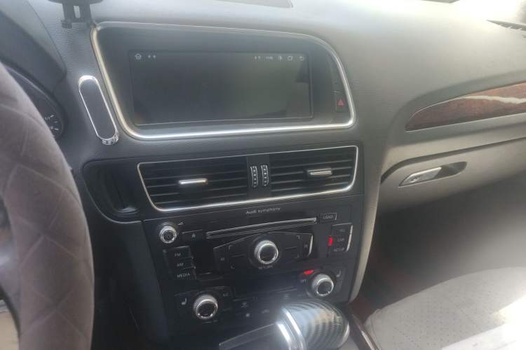 Used Audi Q5 2017 40 TFSI Technology Edition Audio And AC Panel