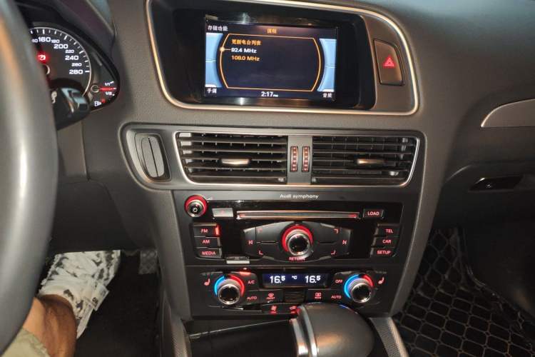 Used Audi Q5 2017 Plus 40 TFSI Technology Model Audio And AC Panel