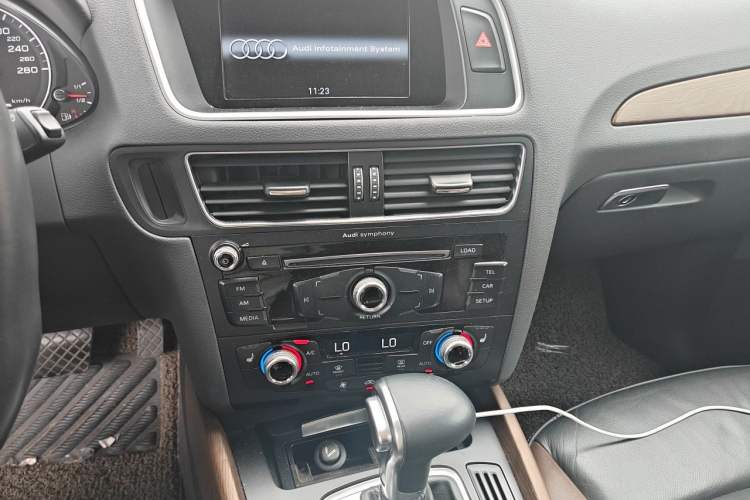 Used Audi Q5 2017 40 TFSI Technology Edition Audio And AC Panel