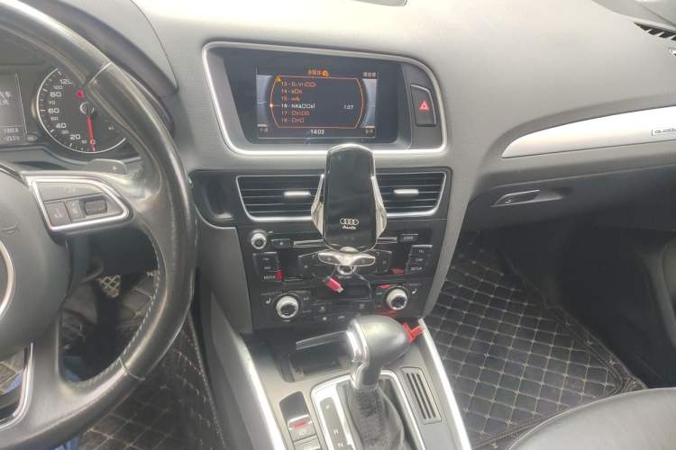 Used Audi Q5 2017 40 TFSI Technology Edition Audio And AC Panel