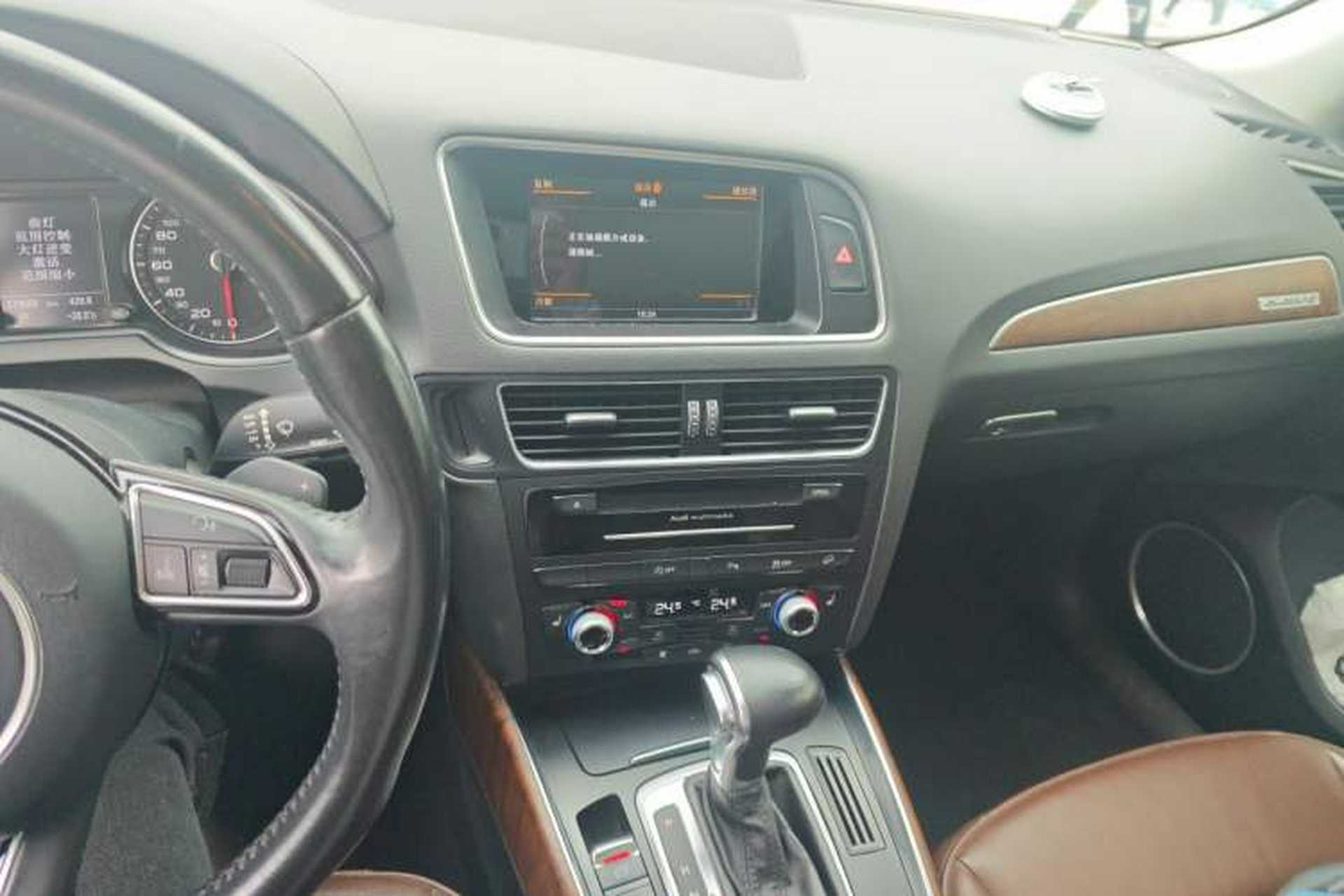 Used Audi Q5 2017 40 TFSI Comfort Model Audio And AC Panel