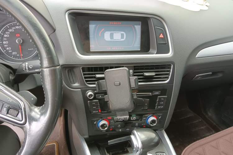 Used Audi Q5 2017 40 TFSI Technology Edition Audio And AC Panel