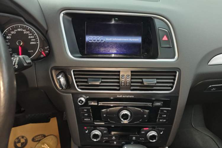 Used Audi Q5 2017 40 TFSI Ambition Edition Audio And AC Panel