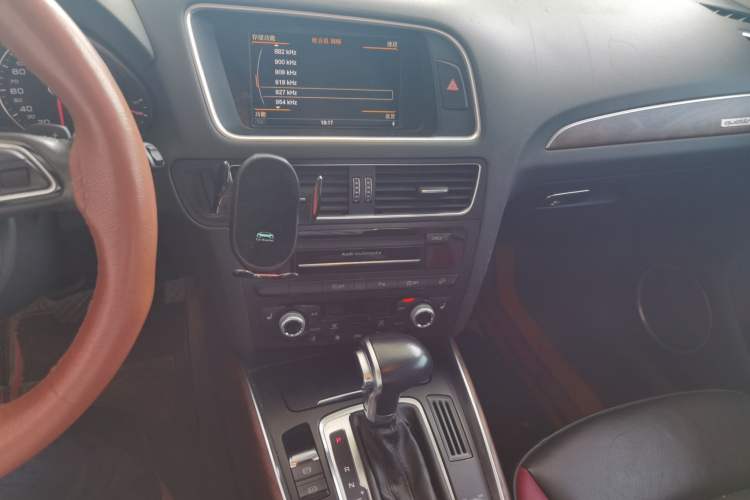 Used Audi Q5 2017 Plus 40 TFSI Comfort Model Audio And AC Panel