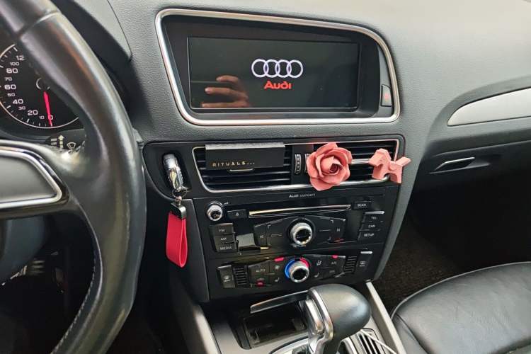 Used Audi Q5 2017 40 TFSI Ambition Edition Audio And AC Panel