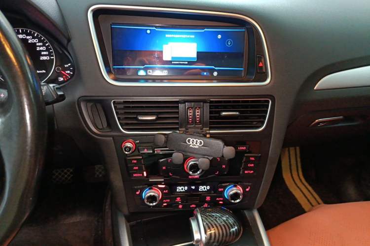 Used Audi Q5 2017 40 TFSI Technology Edition Audio And AC Panel