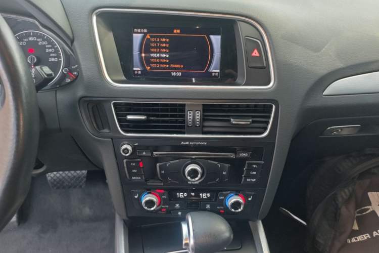 Used Audi Q5 2017 40 TFSI Technology Edition Audio And AC Panel