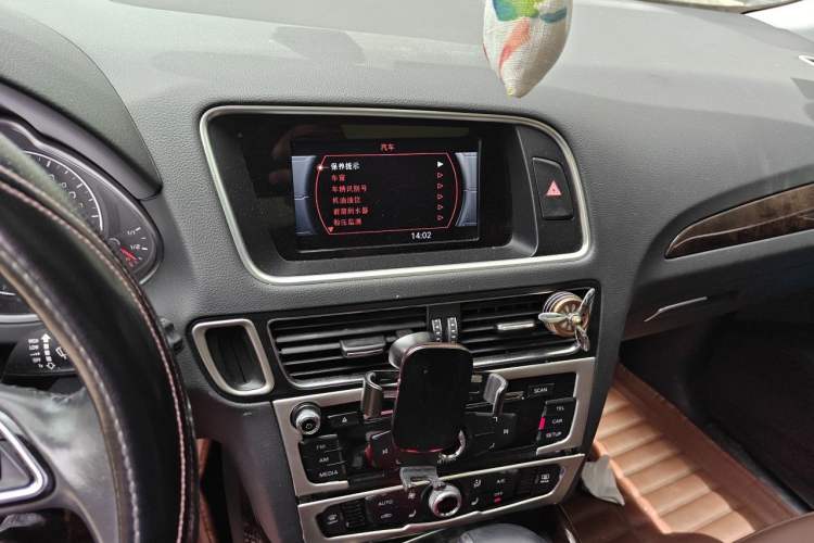 Used Audi Q5 2017 Plus 40 TFSI Ambition Model Audio And AC Panel